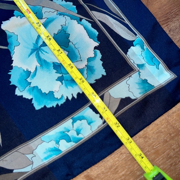 Blue floral scarf - Picture 7 of 9